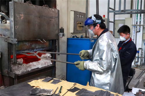 汗水里的坚守 夏日高温下的电子产品安装工